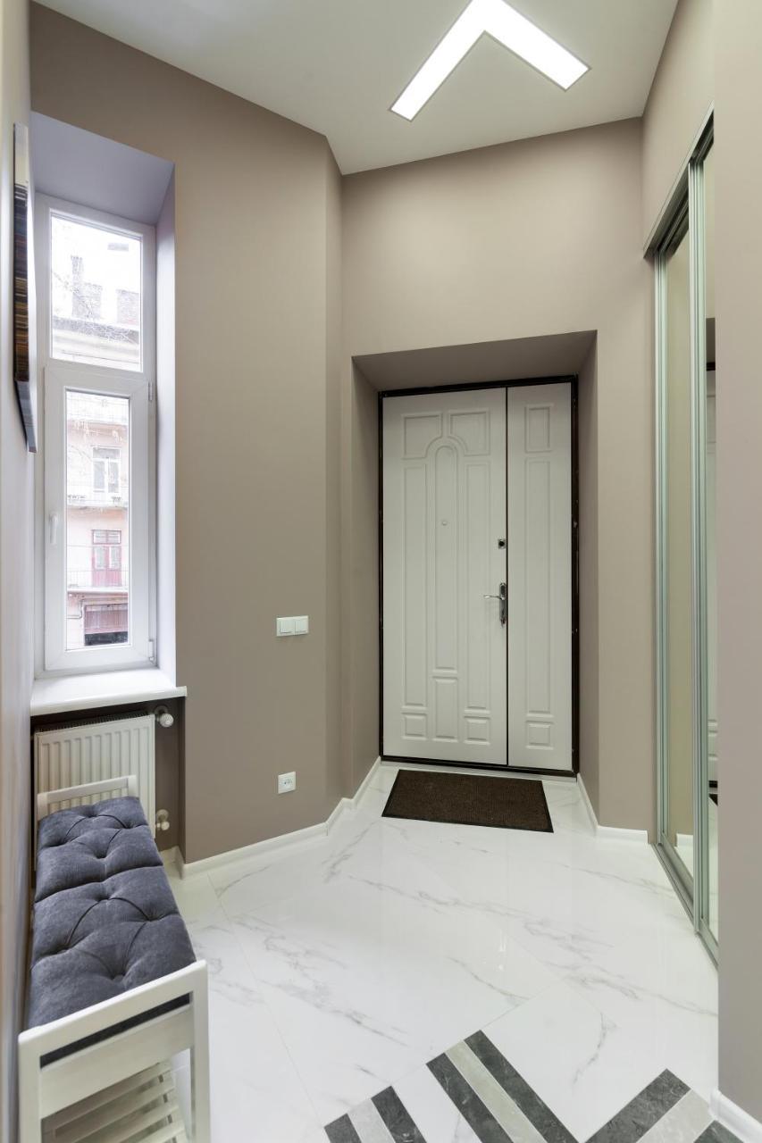 Royal Stylish Apartment In The Old City Львів Екстер'єр фото