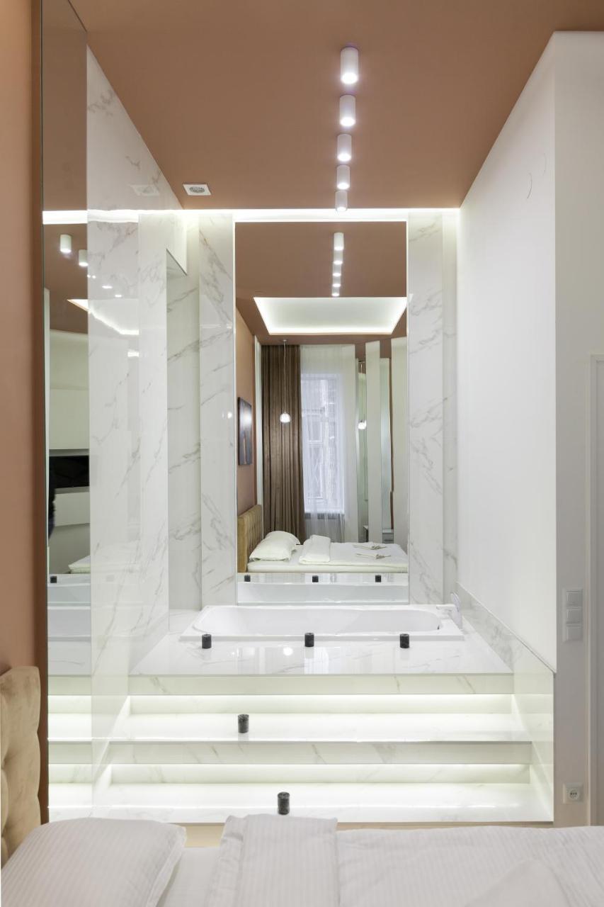 Royal Stylish Apartment In The Old City Львів Екстер'єр фото